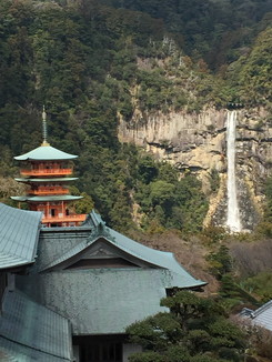 青岸渡寺の三重塔と那智の御滝