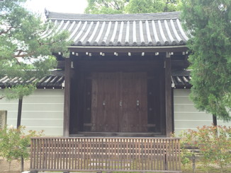 勅使門（京都府指定文化財）　境内外側